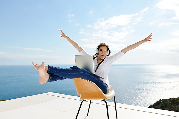 포토 JPG 해외이미지 전신 여자 의자 비즈니스 하늘 팔벌리기 휴식 한명 앉기 성인 야외 옆모습 노트북 손들기 헤드셋 자유 옥상 성인여자한명만 해외포토 1 뷰포인트 음향기기 가구 컨셉 모션 사람 전자제품 헤드폰 여자한명만 성인여자만 파일형식 이미지허브