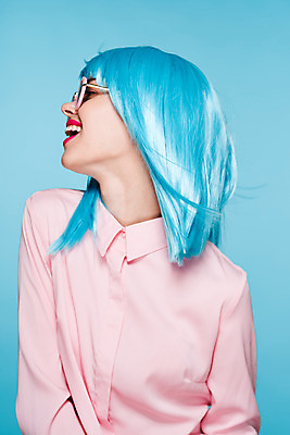 포토 JPG 해외이미지 여자 하늘색 한명 웃음 상반신 성인 앞모습 선글라스 기쁨 가발 성인여자한명만 힙스터 해외포토 1 패션 감정 안경 뷰포인트 표정 사람 파란색 여자한명만 성인여자만 파일형식 이미지허브