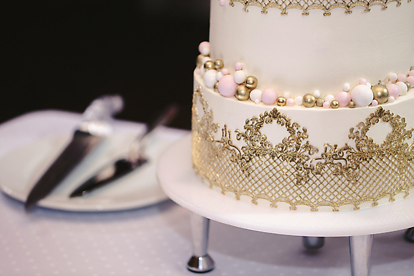 포토 JPG 해외이미지 꽃 결혼 사람없음 장식 케이크 웨딩케이크 금장식 빵칼 스프링클 해외포토 식물 디저트 이벤트 나이프 파일형식 이미지허브