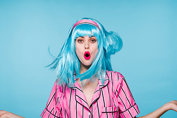 포토 JPG 해외이미지 여자 하늘색 팔벌리기 입벌림 한명 상반신 성인 앞모습 가발 황당 성인여자한명만 힙스터 해외포토 1 패션 감정 뷰포인트 모션 표정 사람 파란색 여자한명만 성인여자만 파일형식 이미지허브
