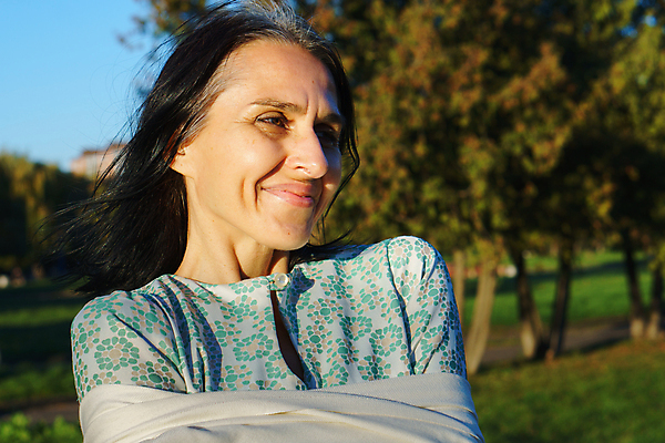 포토 JPG 해외이미지 백인 응시 한명 미소 야외 캐주얼 재킷 주름 은퇴 순수 해외포토 서양인 1 시선 옷 컨셉 표정 사람 외투 파일형식 이미지허브