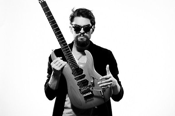 포토 JPG 해외이미지 남자 흑백 한명 손짓 상반신 성인 앞모습 선글라스 기타 매기 기타리스트 로큰롤 락스타 성인남자한명만 해외포토 1 안경 음악 뷰포인트 모션 현악기 촬영기법 사람 연주자 남자한명만 성인남자만 파일형식 이미지허브