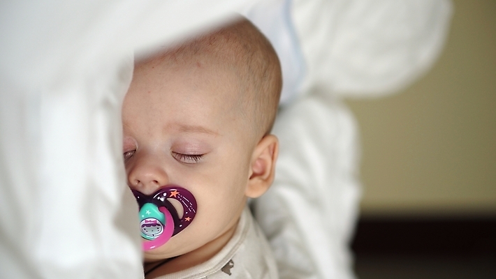 포토 JPG 해외이미지 백인 손 얼굴 어린이 백그라운드 가족 휴식 새로움 주택 한국 사랑 한명 미소 안전 사람 유행 평화 의사 아기 신생아 잠 달콤 작음 낮잠 부드러움 기어가기 걸음마 결백 천진난만 혼자 해외포토 서양인 1 감정 아시아 컨셉 관계 모션 표정 건물 신체부위 의료진 감각 맛 크기 파일형식 이미지허브