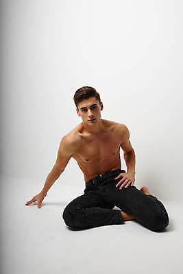 포토 JPG 해외이미지 전신 백인 응시 남자 포즈 실내 한명 앉기 성인 앞모습 흰배경 근육질 성인남자한명만 바디프로필 해외포토 서양인 1 시선 뷰포인트 백그라운드 모션 근육 사람 내부 헬스 흰색 몸매 남자한명만 성인남자만 파일형식 이미지허브