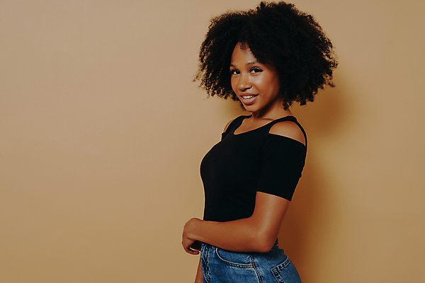 포토 JPG 해외이미지 모델 학생 라이프스타일 응시 옷 여자 행복 감정 포즈 백그라운드 티셔츠 한명 미소 인종 옆모습 뷰티 유행 검은색 어둠 꿈 표현 파마 긍정 다민족 고립 스타일 카피스페이스 해외포토 1 헤어스타일 시선 뷰포인트 컬러 컨셉 셔츠 표정 사람 생활 공백 파일형식 이미지허브