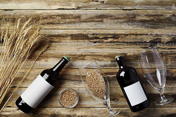 포토 JPG 해외이미지 실내 사람없음 하이앵글 보리 맥주잔 맥주병 두병 목업 나무배경 해외포토 뷰포인트 백그라운드 2 술잔 술병 곡류 맥주 내부 파일형식 이미지허브