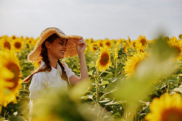 포토 JPG 해외이미지 주간 여자 꽃밭 해바라기 한명 상반신 성인 야외 옆모습 잡기 소프트포커스 밀짚모자 성인여자한명만 해외포토 자연요소 모자_잡화 1 꽃 뷰포인트 모션 촬영기법 사람 여자한명만 성인여자만 파일형식 이미지허브
