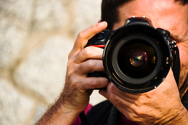 포토 JPG 해외이미지 직업 1 라이프스타일 응시 남자 백그라운드 미술 한명 사람 성인 취미 야외 가로 카메라 디지털 검은색 사진촬영 촬영 장비 흰색 잡기 기자 디지털카메라 혼합 사진사 집중 블러 테마 카피스페이스 해외포토 시선 컬러 컨셉 모션 문화예술 생활 전자제품 공백 작가 파일형식 이미지허브