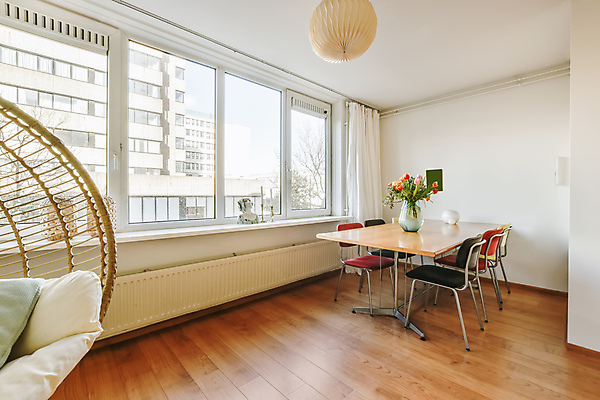 포토 JPG 해외이미지 의자 창문 탁자 전등 실내 사람없음 인테리어 꽃병 심플 해외포토 디자인 꽃 가구 조명 내부 파일형식 이미지허브