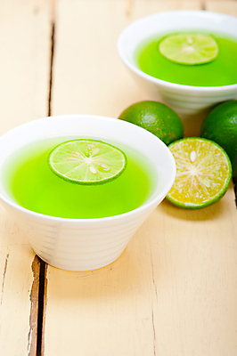 포토 JPG 해외이미지 실내 사람없음 컵 라임 라임주스 나무배경 해외포토 식기 백그라운드 과일 내부 과일주스 파일형식 이미지허브