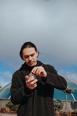 포토 JPG 해외이미지 1 손 응시 행복 감정 얼굴 음식 백그라운드 무늬 다이어트 과일 손가락 수염 아이디어 건강 한명 미소 성인 노란색 희망 기쁨 견과류 가리킴 표현 오픈 자신감 입 발표 사발 치아 먹기 흥분 긍정 땅콩 보여주기 포인트 히스패닉 해외포토 시선 컬러 컨셉 모션 표정 사람 손짓 신체부위 금융 소화기관 사기그릇 파일형식 이미지허브