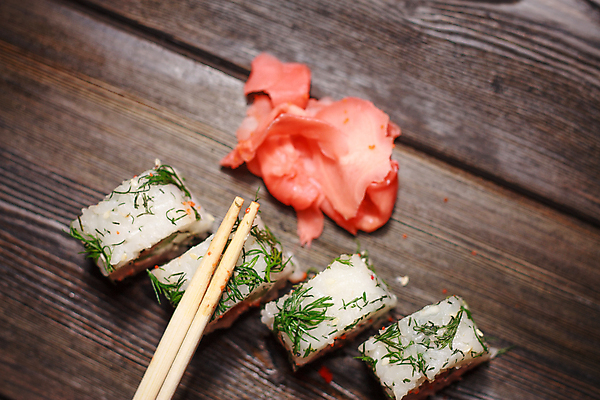 포토 JPG 해외이미지 젓가락 사람없음 하이앵글 롤스시 생강초절임 일본음식 해외포토 음식 뷰포인트 수저 초밥 절임 파일형식 이미지허브