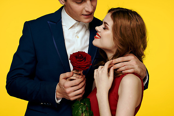 포토 JPG 해외이미지 백인 커플 여자 남자 포옹 들기 상반신 성인 두명 장미 낭만 우아함 성인만 해외포토 서양인 꽃 컨셉 관계 안기 모션 사람 파일형식 이미지허브