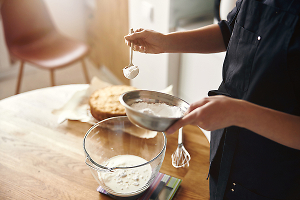 포토 JPG 해외이미지 그릇 여자 실내 한명 들기 상반신 성인 옆모습 아웃포커스 숟가락 붓기 밀가루 제빵 유리그릇 계량기 계량 나무탁자 성인여자한명만 해외포토 1 식기 뷰포인트 모션 유리 탁자 촬영기법 수저 사람 내부 제과제빵 가루 여자한명만 성인여자만 파일형식 이미지허브