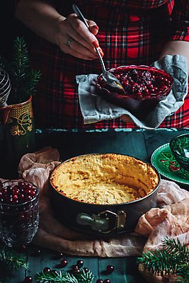 포토 JPG 해외이미지 접시 열매 음식 백그라운드 컨셉 과일 아이스크림 주택 따뜻함 요리 사람없음 장식 빨간색 갈색 과자 케이크 초콜릿 어둠 카페 빵집 껍질 신선 오픈 뜨거움 원형 아침식사 설탕 밀 굽기 먹기 크림 속도 머리위 레시피 꿀 코코아 시나몬 크랜베리 타르트 플랫레이 해외포토 도형 식물 식기 음료 빵 컬러 모션 디저트 곡류 건물 상점 식사 플랫 구이 파이_빵 파일형식 이미지허브