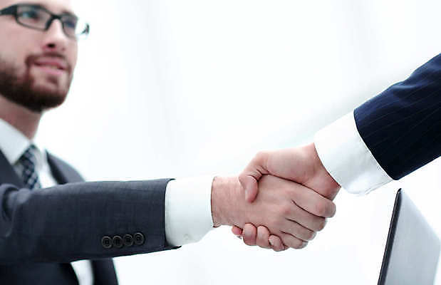 포토 JPG 해외이미지 손 남자 비즈니스 협력 악수 실내 협상 한명 상반신 성인 옆모습 신체부위 비즈니스맨 성인남자한명만 해외포토 1 뷰포인트 사람 손짓 내부 직장인 남자한명만 성인남자만 파일형식 이미지허브