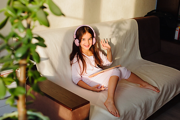 포토 JPG 해외이미지 식물 백인 라이프스타일 교육 행복 어린이 음악 이어폰 거실 인터넷 통신 놀이 아침 휴식 주택 실내 한명 미소 앉기 태블릿 햇빛 헤드폰 듣기 게임 아기 관찰 어플리케이션 무선전화기 읽기 영화 부름 온라인 블로거 해외포토 주간 서양인 1 감정 음향기기 컨셉 모션 문화예술 표정 사람 내부 건물 생활 전자제품 스마트기기 태양 전화기 파일형식 이미지허브