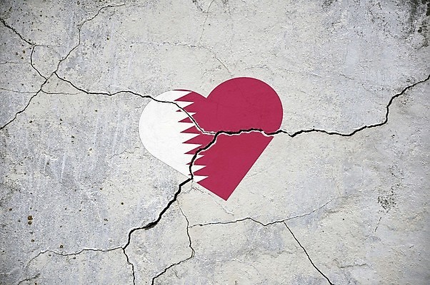 포토 JPG 해외이미지 디자인 배너 벽 백그라운드 컨셉 사랑 미술 사람없음 빨간색 흰색 하트 축하 깃발 틈 사회 균열 투표 선거 민주주의 위협 심볼 사인 질감 찢어짐 분열 카타르 다리찢기 애국심 종료 그런지 독립 옛날 위기 전국 정부 정치 해외포토 모양 감정 컬러 중동 모션 문화예술 공동체 파일형식 이미지허브