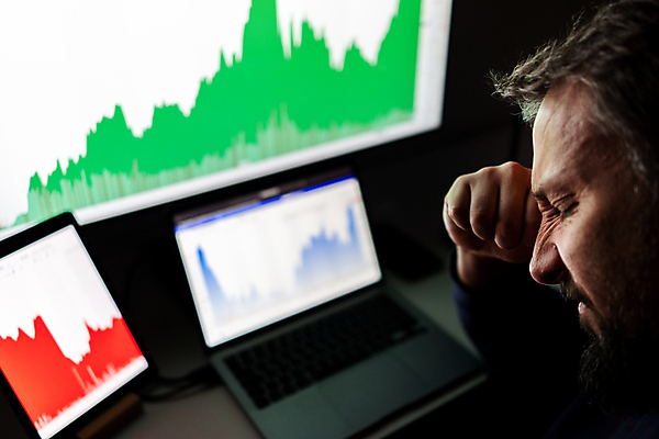 포토 JPG 해외이미지 돈 비즈니스 그래프 스트레스 피곤 한명 그래픽 금융 경제 컴퓨터 스크린 비즈니스맨 암호 주식 상인 분석 고민 투자 파산 부정적 분석가 위기 투자자 해외포토 직업 1 남자 감정 컨셉 사람 전자제품 직장인 재산 파일형식 이미지허브