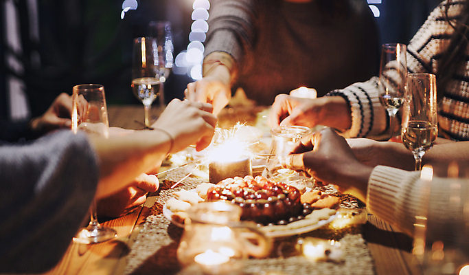 포토 JPG 해외이미지 라이프스타일 손 여자 남자 행복 음식 촛불 탁자 함께함 실내 앉기 여러명 성인 신체부위 친구 파티 저녁식사 어둠 우정 축하 잡기 그룹 야간 해외포토 자연요소 감정 가구 다수 컨셉 초 관계 모션 사람 이벤트 내부 생활 식사 파일형식 이미지허브