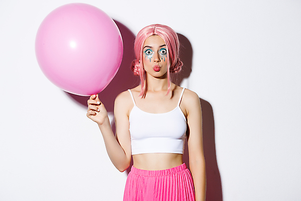 포토 JPG 해외이미지 응시 여자 한명 들기 상반신 성인 앞모습 파티 흰배경 풍선 성인여자한명만 해외포토 1 시선 뷰포인트 백그라운드 모션 사람 이벤트 흰색 여자한명만 성인여자만 파일형식 이미지허브