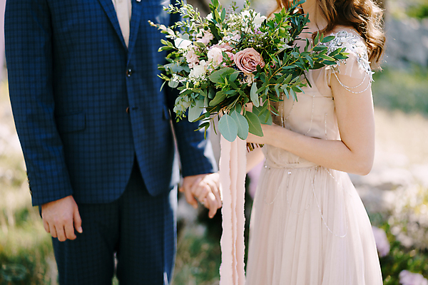 포토 JPG 해외이미지 주간 커플 여자 남자 부케 결혼 들기 상반신 성인 야외 두명 앞모습 옆모습 아웃포커스 손잡기 신랑신부 성인만 해외포토 자연요소 신부_웨딩 뷰포인트 꽃다발 신랑 관계 모션 촬영기법 사람 이벤트 파일형식 이미지허브