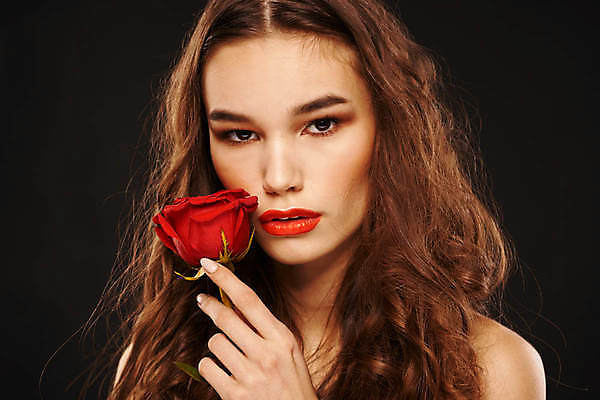 포토 JPG 해외이미지 백인 응시 여자 포즈 한명 들기 상반신 성인 앞모습 화장 뷰티 장미 성인여자한명만 해외포토 서양인 1 시선 꽃 뷰포인트 모션 사람 여자한명만 성인여자만 파일형식 이미지허브