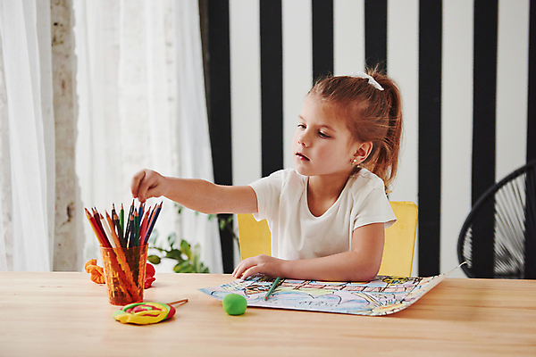 포토 JPG 해외이미지 여자 종이 어린이 미술 한명 앉기 상반신 앞모습 잡기 그리기 그림 물건집기 소녀한명만 해외포토 1 뷰포인트 모션 문화예술 사람 여자한명만 소녀만 파일형식 이미지허브