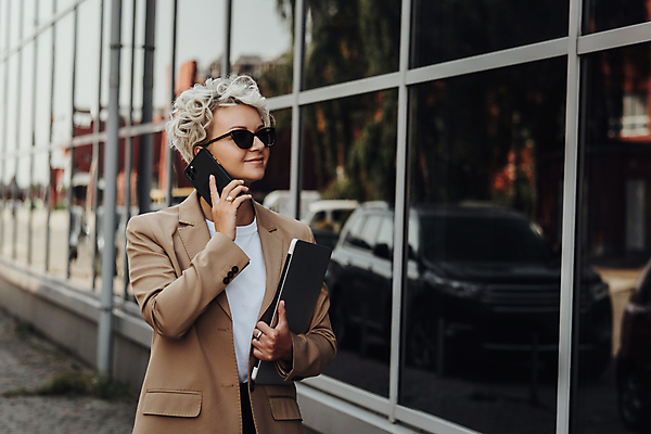 포토 JPG 해외이미지 백인 직업 여자 유럽 안경 인터넷 비즈니스 사업가 통신 성공 한명 성인 노트북 스마트폰 핸드폰 컴퓨터 금발 선글라스 갈색 유행 공책 재킷 업무 비즈니스우먼 연결 경영자 리더 와이파이 온라인 독립 프리랜서 스타일 카피스페이스 해외포토 서양인 1 헤어스타일 잡화 나라 컬러 컨셉 문구용품 사람 전자제품 스마트기기 공백 외투 작업 직장인 무선인터넷 파일형식 이미지허브