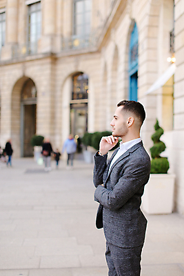 포토 JPG 해외이미지 백인 모델 라이프스타일 옷 남자 유럽 포즈 백그라운드 셔츠 비즈니스 거리 한명 사람 정장 소년 성인 야외 건물 뷰티 유행 걷기 회색 도시 비즈니스맨 우아함 콘크리트 스타일 해외포토 서양인 1 건축물 나라 어린이 컬러 컨셉 상의 모션 생활 직장인 파일형식 이미지허브