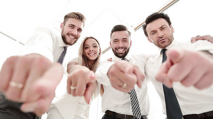 포토 JPG 해외이미지 서양인 여자 남자 로우앵글 협력 미소 정장 여러명 상반신 성인 가리킴 비즈니스맨 비즈니스우먼 동료 성인만 해외포토 외국인 옷 뷰포인트 다수 비즈니스 관계 표정 사람 손짓 직장인 파일형식 이미지허브