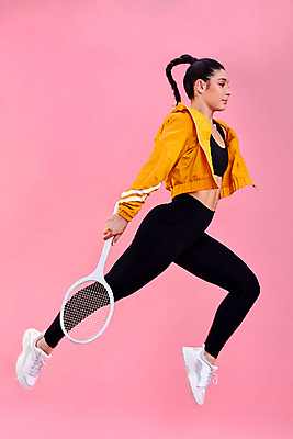 포토 JPG 해외이미지 전신 여자 포즈 실내 한명 들기 성인 옆모습 운동복 운동 점프 테니스 테니스라켓 레깅스 성인여자한명만 카피스페이스 분홍색배경 해외포토 1 옷 뷰포인트 분홍색 백그라운드 모션 하의 건강 사람 내부 구기 공백 라켓 여자한명만 성인여자만 파일형식 이미지허브