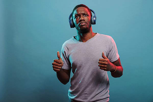 포토 JPG 해외이미지 남자 흑인 실내 한명 상반신 성인 앞모습 헤드셋 따봉 노래감상 성인남자한명만 해외포토 서양인 1 뷰포인트 음향기기 사람 내부 헤드폰 음악감상 최고 남자한명만 성인남자만 파일형식 이미지허브