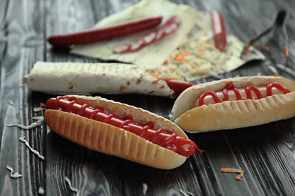 포토 JPG 해외이미지 사람없음 당근 소시지 지저분함 케첩 양배추 슬라이스 핫도그 케밥 양배추샐러드 피타 나무배경 해외포토 음식 빵 백그라운드 채소 뿌리채소 패스트푸드 샐러드 감각 소스_음식 가공식품 파일형식 이미지허브