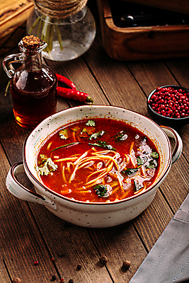 포토 JPG 해외이미지 전통 접시 음식 부분 파슬리 요리 동양인 사람없음 빨간색 세로 식당 식사 저녁식사 중국 시골 뜨거움 사발 수프 국수 점심식사 삶기 숙취 맛있는 해외포토 식기 아시아 컬러 채소 인종 상점 면류 사기그릇 파일형식 이미지허브