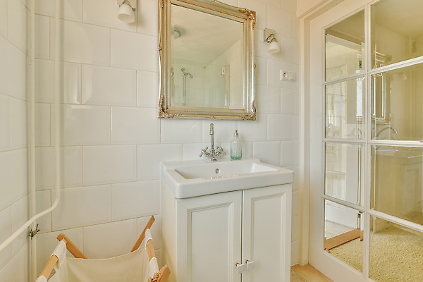 포토 JPG 해외이미지 실내 사람없음 인테리어 문 앤티크 세면대 화장실 심플 빨래통 욕실거울 해외포토 디자인 내부 거울 파일형식 이미지허브