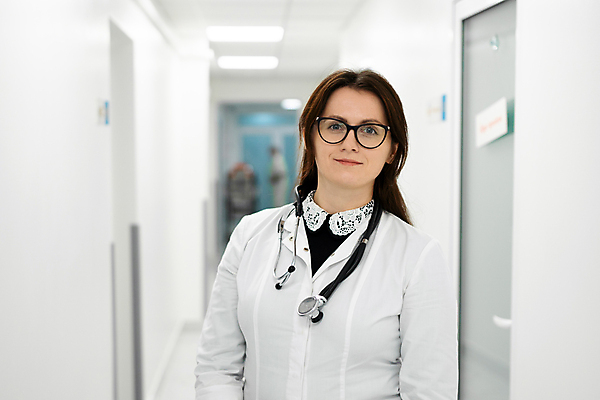 포토 JPG 해외이미지 백인 직업 응시 여자 행복 안경 포즈 유니폼 청진기 성공 고글 병원 한명 미소 사람 약 건강관리 믿음 의사 흰색 자신감 복도 씻기 직원 긍정 인턴쉽 해외포토 서양인 1 시선 잡화 옷 감정 컬러 컨셉 의학 의료기기 표정 건강 관리 청결 의료진 파일형식 이미지허브