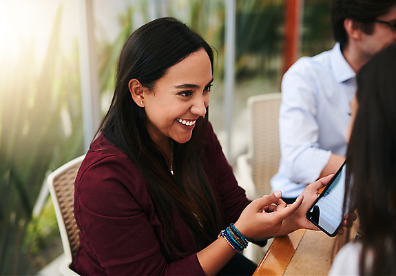 포토 JPG 해외이미지 주간 라이프스타일 응시 여자 남자 행복 비즈니스 사업가 탁자 함께함 실내 들기 앉기 상반신 20대 성인 야외 옆모습 세명 친구 스마트폰 우정 업무 자신감 성인만 해외포토 자연요소 직업 시선 감정 뷰포인트 가구 컨셉 관계 모션 사람 청년 내부 생활 핸드폰 스마트기기 작업 파일형식 이미지허브