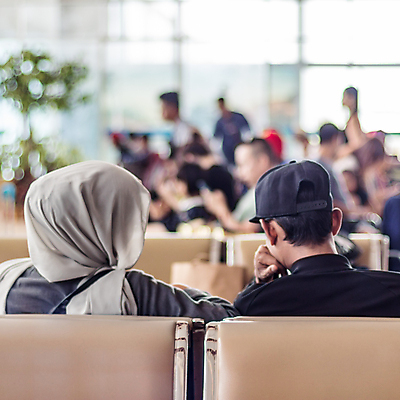 포토 JPG 해외이미지 커플 여자 남자 실내 상반신 성인 두명 뒷모습 아웃포커스 기다림 공항 대기실 공항라운지 성인만 해외포토 뷰포인트 관계 교통시설 모션 촬영기법 사람 내부 공간 라운지 파일형식 이미지허브