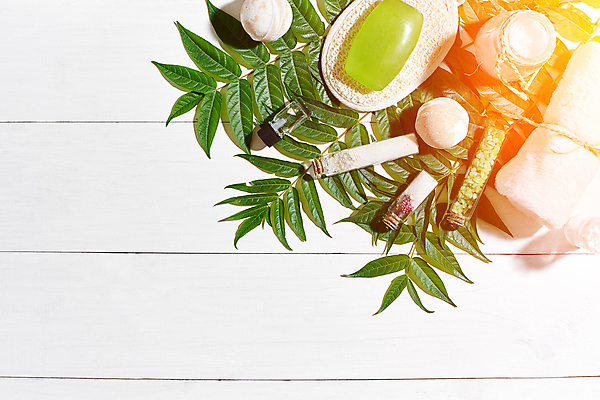 포토 JPG 해외이미지 잎 실내 사람없음 하이앵글 오브젝트 흰배경 스파용품 비누 아로마테라피 카피스페이스 입욕소금 해외포토 식물 뷰포인트 백그라운드 내부 위생용품 스파 공백 흰색 미용용품 소금 테라피 파일형식 이미지허브