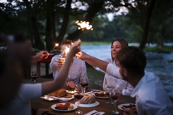 포토 JPG 해외이미지 접시 여자 남자 음식 와인잔 폭죽 들기 여러명 상반신 성인 야외 강 파티 저녁식사 저녁 레드와인 즐거움 성인만 해외포토 식기 감정 다수 술잔 모션 사람 이벤트 와인 식사 야간 파일형식 이미지허브