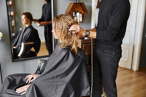 포토 JPG 해외이미지 백인 여자 남자 실내 앉기 상반신 성인 두명 옆모습 잡기 미용실 미용사 머리손질 머리말리기 성인만 해외포토 서양인 직업 뷰포인트 모션 사람 내부 뷰티 뷰티샵 파일형식 이미지허브