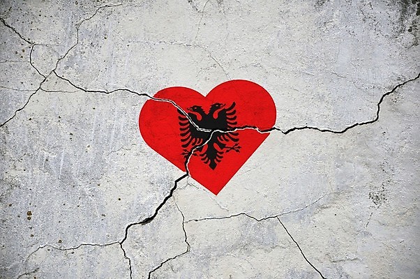 포토 JPG 해외이미지 디자인 배너 벽 백그라운드 컨셉 사랑 미술 사람없음 빨간색 검은색 하트 축하 깃발 틈 사회 균열 투표 선거 민주주의 위협 심볼 사인 질감 독수리 찢어짐 분열 다리찢기 애국심 종료 그런지 독립 알바니아 옛날 위기 전국 정부 정치 해외포토 모양 감정 컬러 모션 조류 문화예술 공동체 파일형식 남유럽 이미지허브