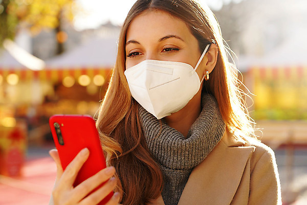 포토 JPG 해외이미지 응시 행복 크리스마스 겨울 모바일 휴가 가면 한명 사람 빨간색 스마트폰 축제 관찰 잡기 도시 닫기 보호 전화기 히스패닉 남아프리카 백신 예방접종 브라질사람 해외포토 1 시선 계절 기념일 감정 컬러 컨셉 의학 모션 아프리카 핸드폰 스마트기기 접종 파일형식 이미지허브