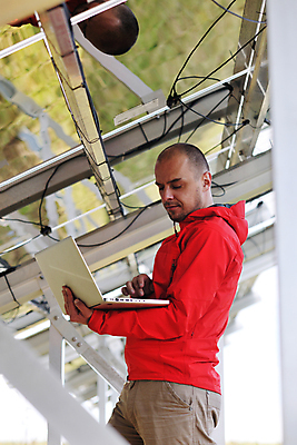 포토 JPG 해외이미지 주간 남자 한명 들기 상반신 성인 야외 옆모습 노트북 반사 태양에너지 집열판 성인남자한명만 해외포토 자연요소 1 뷰포인트 모션 사람 전자제품 그린에너지 남자한명만 성인남자만 파일형식 이미지허브