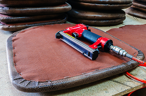 포토 JPG 해외이미지 직업 손 남자 산업 가구 노동자 새로움 주택 사람없음 목재 빨간색 힘 장비 덮개 공구 직물 업무 못 작업실 수리 널 바느질 가죽 스테이플러 목수 만들기 목공예 주인 패드 수목 조작 해외포토 나무 컬러 생활용품 컨셉 재료 모션 사람 건물 신체부위 사무용품 뚜껑 도구 작업 공예 파일형식 이미지허브