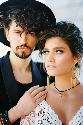 포토 JPG 해외이미지 백인 커플 드레스 결혼 2 팔찌 결혼식 갈색머리 함께함 관리 두명 귀걸이 검은색 재킷 흰색 잡기 닫기 어깨 해외포토 서양인 헤어스타일 옷 컬러 컨셉 장신구 관계 모션 사람 이벤트 신체부위 외투 파일형식 이미지허브