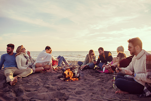 포토 JPG 해외이미지 전신 커플 여자 남자 휴식 함께함 앉기 여러명 성인 해변 야외 앞모습 옆모습 친구 기댐 캠핑 야간 모닥불 성인만 해외포토 자연요소 바다 뷰포인트 다수 컨셉 관계 모션 불 레저 사람 파일형식 이미지허브