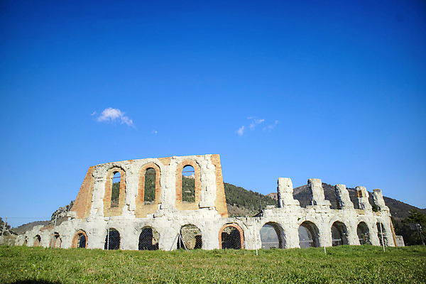 포토 JPG 해외이미지 주간 건축물 유적 하늘 풍경 사람없음 야외 이탈리아 중세 로마 원형극장 해외포토 자연요소 전통 건축 유럽 역사 극장 파일형식 이미지허브