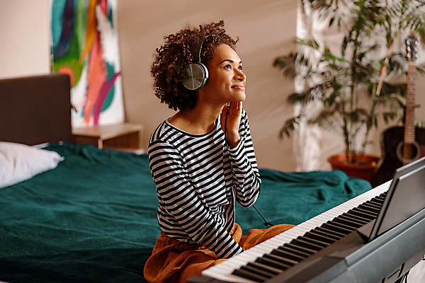 포토 JPG 해외이미지 여자 실내 한명 웃음 앉기 상반신 성인 옆모습 헤드셋 음악감상 음악가 즐거움 작곡가 성인여자한명만 해외포토 직업 1 감정 음악 뷰포인트 음향기기 모션 표정 사람 내부 헤드폰 감상 여자한명만 성인여자만 파일형식 이미지허브